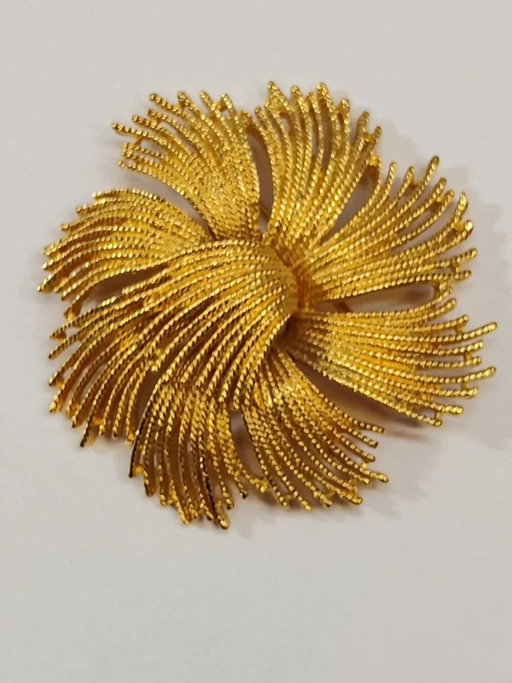 Monet Cordelia Gold Tone Vintage Wiry Wire Round Statement Piece Brooch Pin